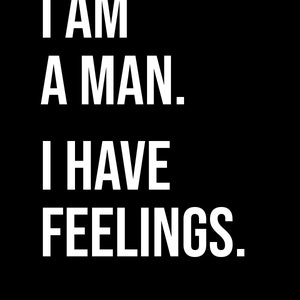 Pu&ograve; includere: Un'immagine in bianco e nero con il testo "I AM A MAN. I HAVE FEELINGS." in grassetto in lettere bianche. Il testo &egrave; centrato su uno sfondo nero. Sotto il testo c'&egrave; una riga di testo pi&ugrave; piccola in oro che dice "A GUIDED 90-DAY SELF-REFLECTIONS & GRATITUDE JOURNAL FOR MEN".