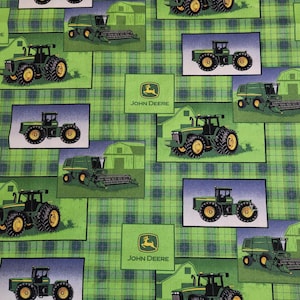 Może przedstawiać: Zielona tkanina w kratę z powtarzającymi się logo John Deere oraz ilustracjami zielonych ciągników i kombajnów na tle wiejskich krajobrazów. Nadruk przedstawia różne maszyny rolnicze rozmieszczone w układzie siatki.