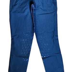 以下が含まれることがあります： 前面のポケットにジッパーのディテールと、脚の下部にシリコングリップパターンが付いた、濃い青色の乗馬用ズボンです。