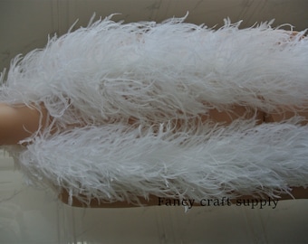 Puede incluir: Boa de plumas de avestruz blancas. La boa es suave y esponjosa, y es perfecta para añadir un toque de elegancia a cualquier atuendo.