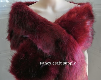 Könnte beinhalten: Ein burgunderfarbener Kunstfellschal. Der Schal ist über die Schultern einer Schaufensterpuppe gelegt. Der Text "Fancy craft supply" ist unten in der Mitte des Bildes sichtbar.