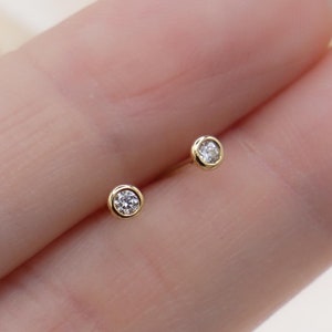 Boucles d'oreilles en or massif 18 carats serti clos, petits diamants, clous en diamant ronds, clous en diamant naturel, boucles d'oreilles pour femme, boucle d'oreille en diamant classique