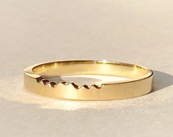 Anillo de montaña de oro amarillo de 14 quilates: alianza minimalista apilable