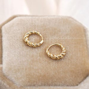 Créoles torsadées en or 14 carats, Créoles Huggie, Créoles tressées, Créoles torsadées, Petites créoles, Boucles d'oreilles délicates, Boucles d'oreilles minimales