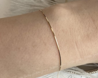 Massieve 14 kt gouden slangenketting: sierlijke minimalistische stapelarmband