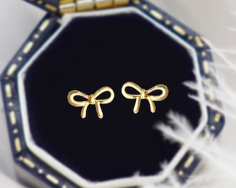 14K gouden strikoorbellen: sierlijke stekers, minimalistische sieraden