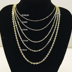 May include: Five gold chains of different thicknesses, displayed on a black mannequin. The chains are labeled with their thickness in millimeters: 0.6mm, 1mm, 1.5mm, 2.2mm, and 2.8mm.
