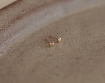 14 kt gouden kubusoorbellen: kleine geometrische vierkante stekers