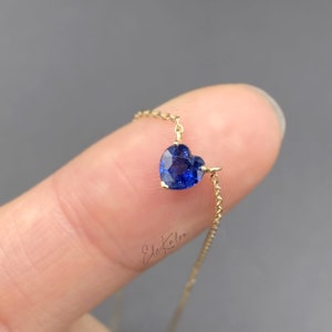 Colar de coração em ouro 9K: delicado pingente de safira azul