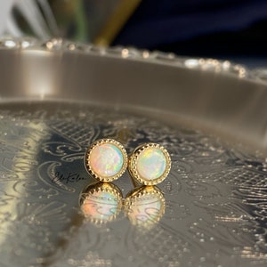 Boucles d'oreilles en opale, clous d'oreilles en or 14 carats, pierre de naissance d'octobre, bijoux délicats en opale, boucles d'oreilles en pierres précieuses, boucles d'oreilles serties clos, boucles d'oreilles minimalistes