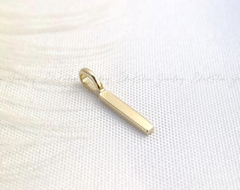 Złota zawieszka Tiny Bar 14K: minimalistyczny urok do układania w stosy