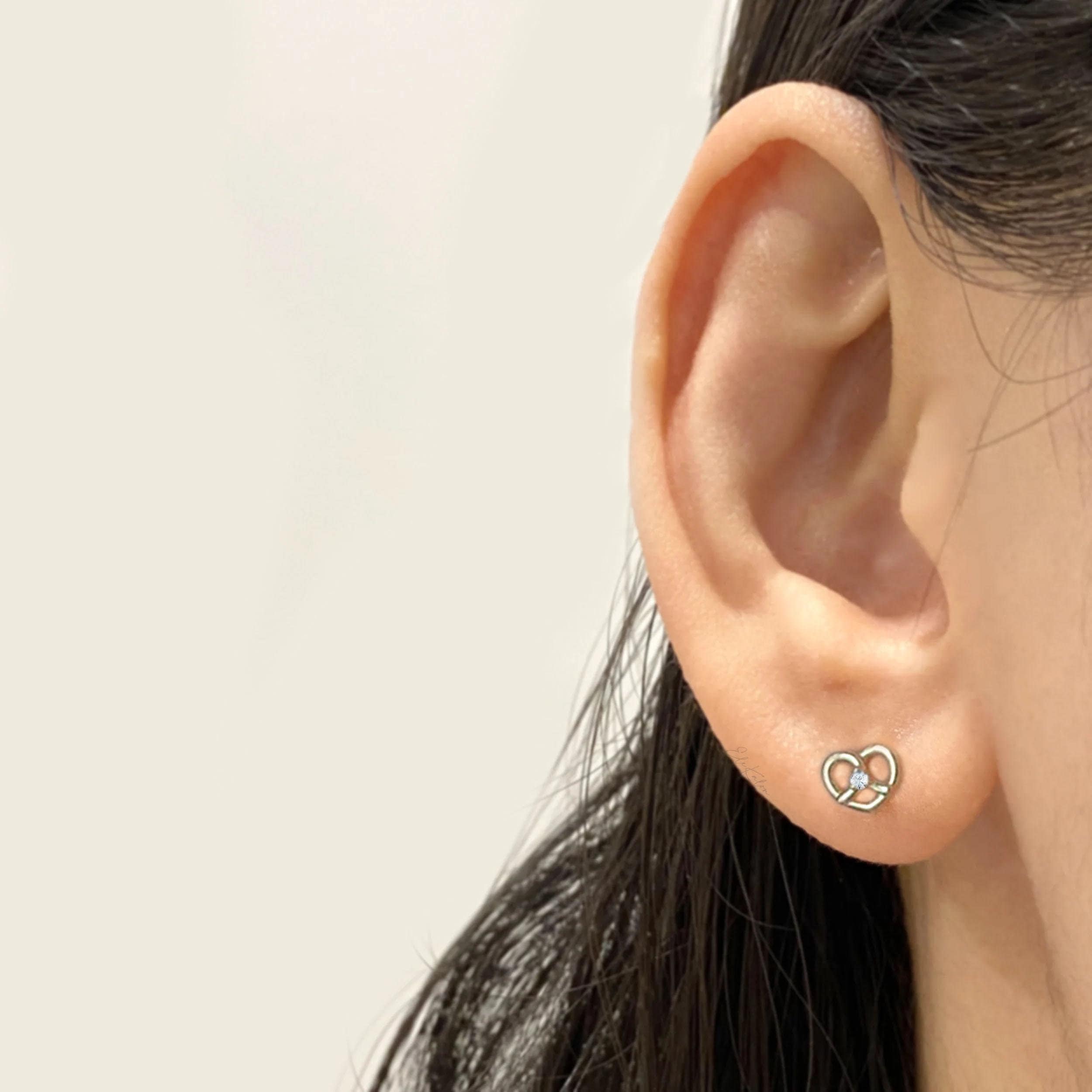 Star Jewelry】ハート ピアス ホリデー限定 10K YG／片耳用