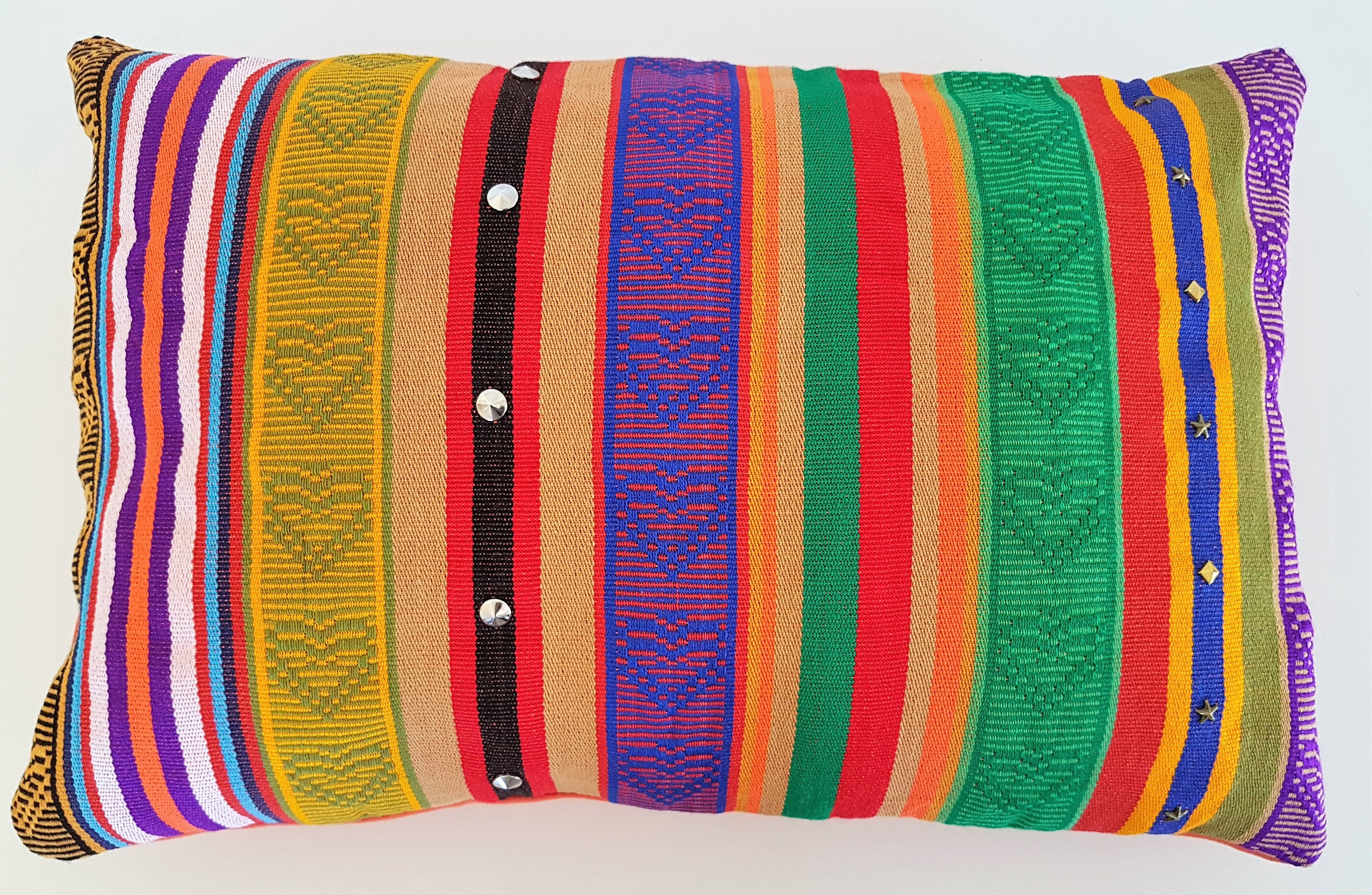 Oreiller Rayé Multicolore de Casure. Tissu Ethnique et Colombien Hamac. Étoiles Cercles Rivets en La
