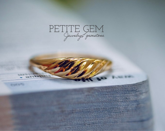 Handcrafted Gold Signet Wavy Ring - A Slim and Elegant Statement Piece for Any Occasion