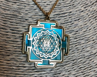 Sri Yantra in oro 24 carati su argento 925 e sfondo in madreperla acquamarina, un gioiello spirituale con geometrie sacre, collana yoga