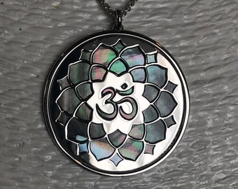 Om en argent 925 et fond en madreperla naturale, jeu de géométrie spirituelle sacré pour le yoga et la méditation