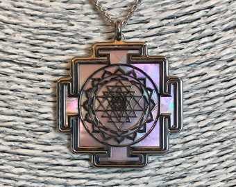 Sri Yantra in argento 925 con sfondo in madreperla rosa, mandala su gioiello spirituale con geometrie sacre, collana