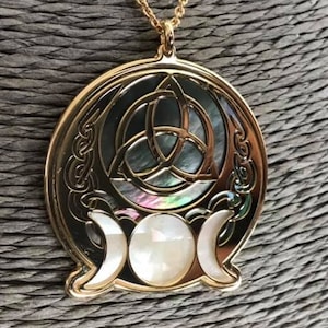 Wicca Triquetra or 24 carats sur argent 925, nacre, trois lunes, bijou gothique, collier géométrie sacrée pendentif sorcière