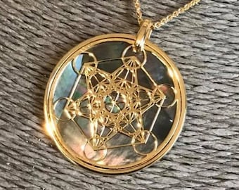 Metatron in oro 24 carati su argento 925 con sfondo in madreperla naturale, ciondolo e collana