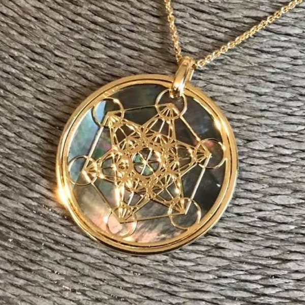 Metatron in oro 24 carati su argento 925 con sfondo in madreperla naturale, ciondolo e collana