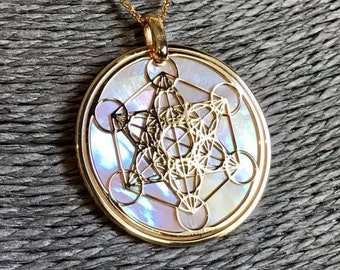 Metatron  in oro 24 carati su argento 925 con sfondo in madreperla, gioiello con ciondolo e collana