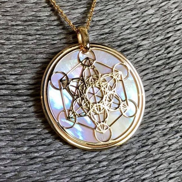 Metatron  in oro 24 carati su argento 925 con sfondo in madreperla, gioiello con ciondolo e collana