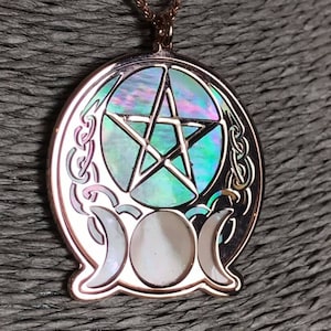 Wicca in rose gold on 925 silver, balck and white luminescent mother of pearl. Witch ewel  with pendant and necklace, original wiccan style