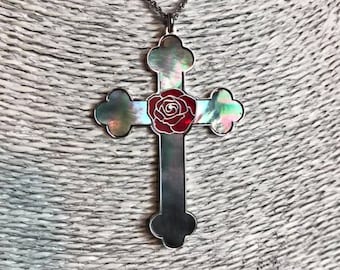 Croce Rosacrociana simbolo mistico ordine in argento 925 con sfondo in madreperla nera, simbolo esoterico gioiello spirituale raro
