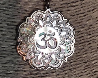 Om in argento 925 con sfondo in madreperla bianca naturale, gioiello spirituale yoga e meditazione, geometrie sacre, accessorio yoga.