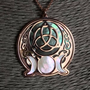 Wicca Triquetra in argento 925 con bagno oro 24 carati, madreperla rosa e madreperla luminescente sulle lune gioiello con pendente e collana