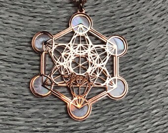 Metatron in oro rosa su argento 925 e sfondo in madreperla naturale biance, gioiello spirituale con geometrie sacre, ciondolo e collana