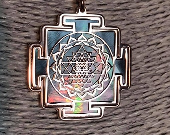 Sri Yantra en or rose sur 925 argent et nacre noire, mandala géométrie sacrée pendentif bijou spirituel et collier japamala