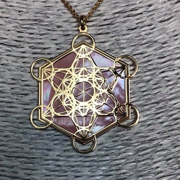 Metatron in 24 karaats goud op 925 zilveren en roos parelmoerachtergrond, geestelijk heilig geometriejuweel met hanger en ketting