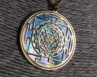 Sri Yantra in oro 24 carati su argento 925 con sfondo in madreperla azzurra, mandala su gioiello spirituale con geometrie sacre, collana