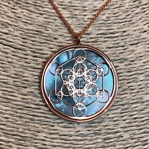 Metatron in oro rosa su argento 925 e sfondo in madreperla azzurra, gioiello spirituale con geometrie sacre, ciondolo e collana