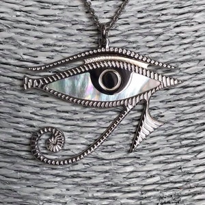 Occhio di Horus in argento 925 anti allergico con sfondo in madreperla naturale, gioiello esoterico con pendente e collana