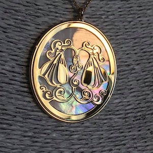 Znak zodiaku Waga w 24-karatowym złocie na srebrze antyalergicznym 925 i naturalnym tle z masy perłowej, astrologiczne znaki zodiaku
