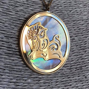 Znak zodiaku Baran w 24-karatowym złocie na srebrze antyalergicznym 925 i naturalnym tle z masy perłowej, astrologiczne znaki zodiaku