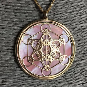 Metatron in oro 24 carati su argento 925 con sfondo in madreperla rosa, gioiello spirituale geometrie sacre, collana e ciondolo