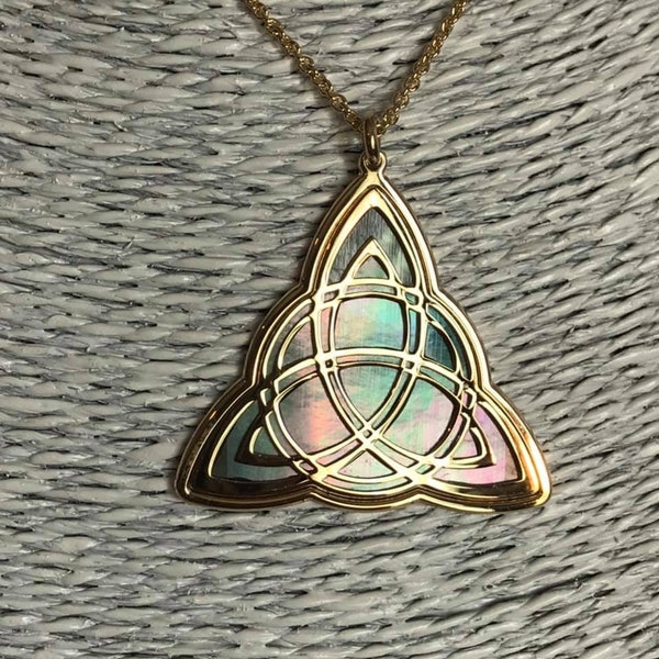 Triquetra en or 24 carats sur 925 argent avec fond de nacre noire, bijou goyhique celtique, bijou sacré et spirituel