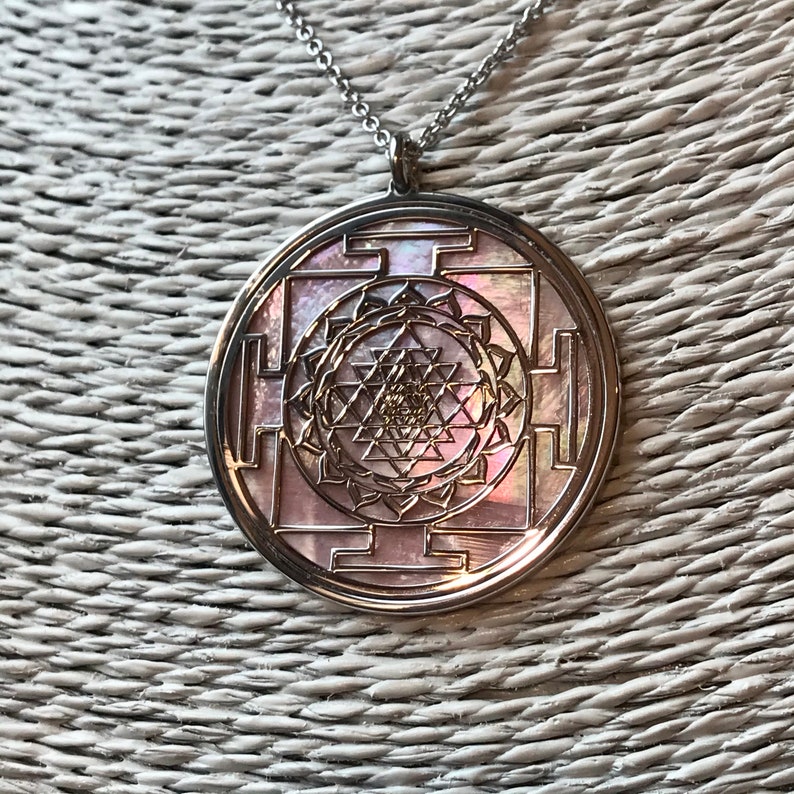 Sri Yantra en argent 925 avec fond en madreperla rosa, mandala su gioiello spirituale avec géométrie sacrée, collier image 2