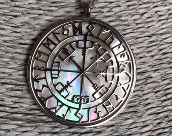 Compasso runico o Vegvisir in argento 925 con sfondo in madreperla bianca, ciondolo celtico geometrie sacre, collana gotica