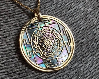 Sri Yantra  in argento 925 con bagno oro 24 carati e madreperla nera naturale, ciondolo e collana