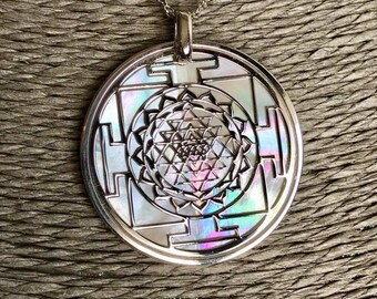 Sri Yantra  in argento 925 con sfondo pendente in madreperla naturale, gioiello con ciondolo e collana