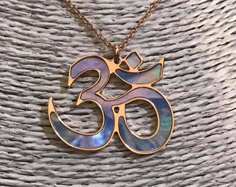 Om in argento 925 con sfondo in madreperla azzurra, gioiello spirituale yoga e meditazione, geometrie sacre, accessorio yoga.