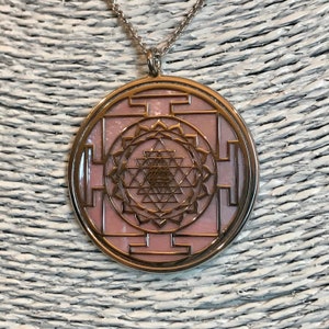 Sri Yantra en argent 925 avec fond en madreperla rosa, mandala su gioiello spirituale avec géométrie sacrée, collier image 7