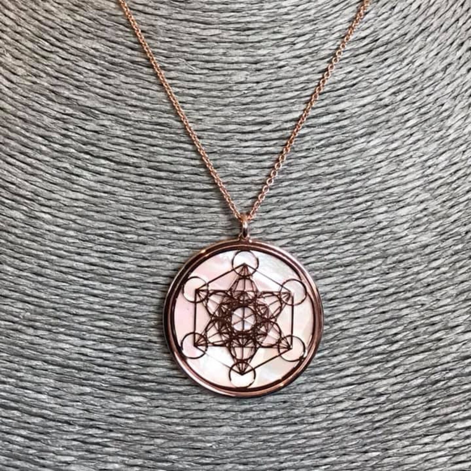 Metatron in Oro 24 Carati Su Argento 925 Con Sfondo in Madreperla Blu, Gioiello Spirituale Con Geometrie Sacre, Collana Yoga E Meditazione