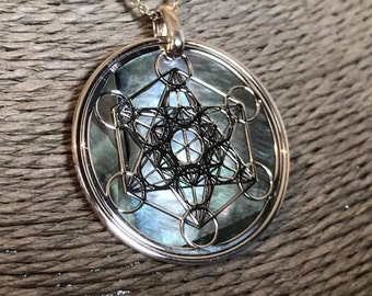 Metatron in argento 925 con sfondo in madreperla nera. Gioiello con ciondolo e collana