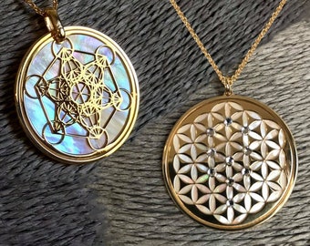 Metatron e Fiore della Vita double face in argento 925 con bagno in rodio, sfondo in madreperla naturale e cristalli Swarovski