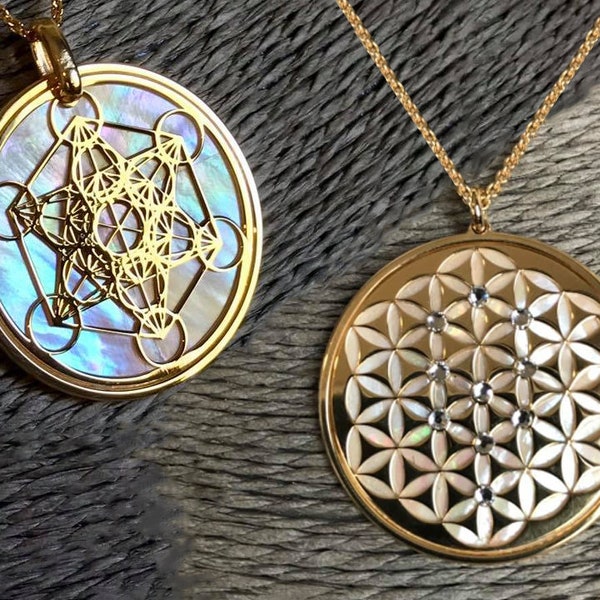 Metatron e Fiore della Vita double face in argento 925 con bagno in rodio, sfondo in madreperla naturale e cristalli Swarovski